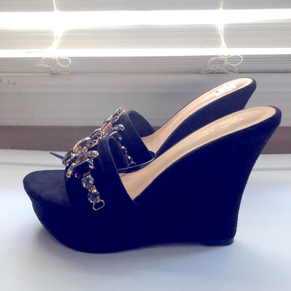 🆕Shoe 👠 - Picture 1 of 5